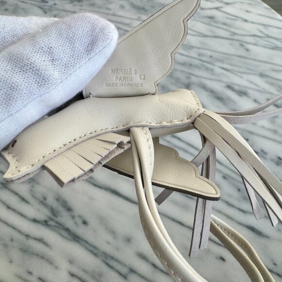 🇫🇷 - Hermes: Light (Cream) Pegasus Leather Bag Charm with Crocodile Skin Wing - Picture 3 of 4